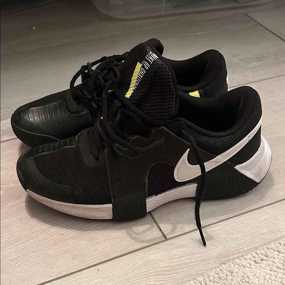 Women’s Nike tennis shoes